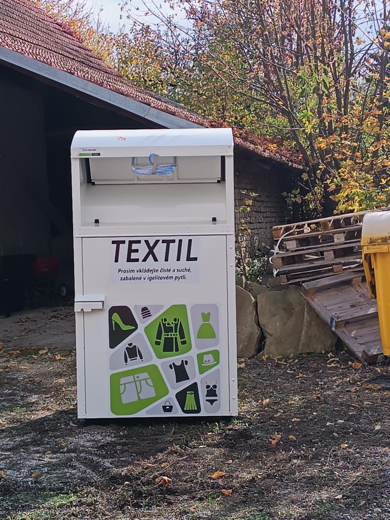 Druhá nádoba čeká na přemístění na sběrné místo u autobusové točny.