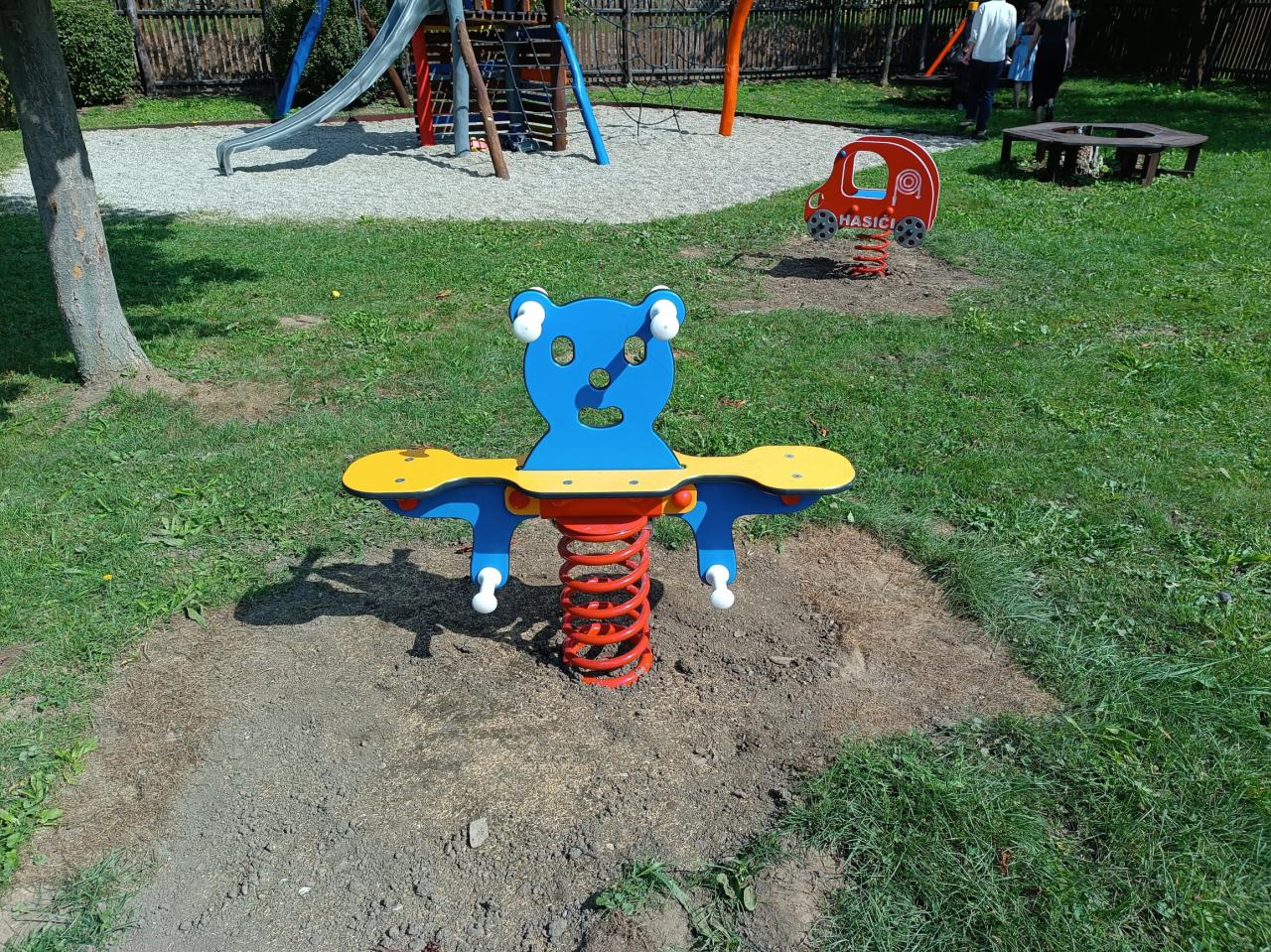 Na dětském hřišti u mlýna jsou vyměněna 2 pružinová houpadla.